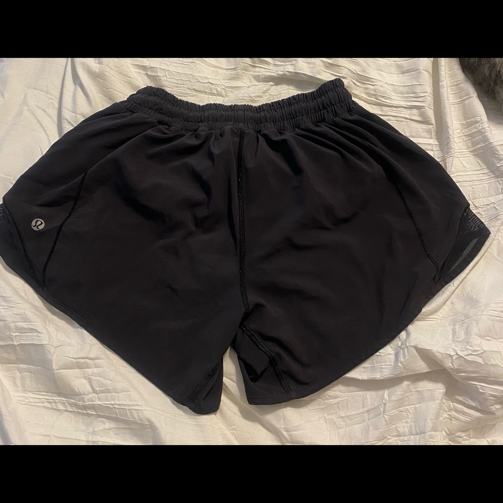 Lululemon hotty hot low rise 2.5” black shorts